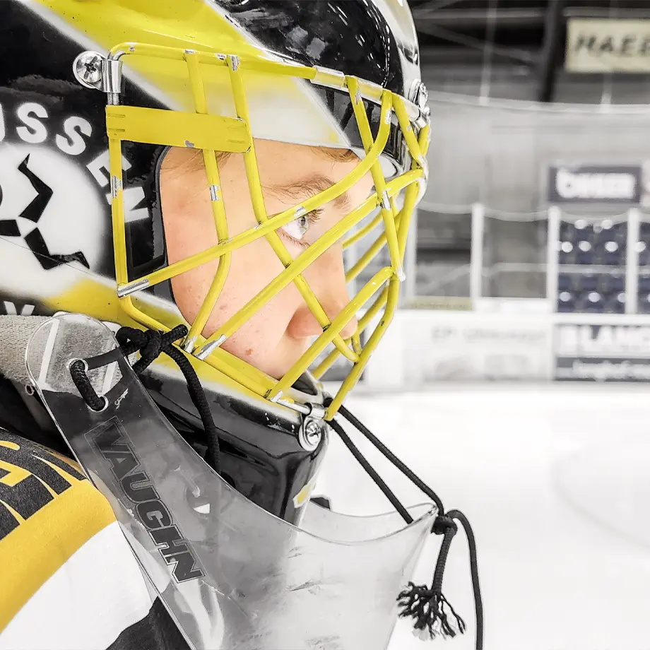 Mllena hütet das Eishockeytor beim EV Füssen